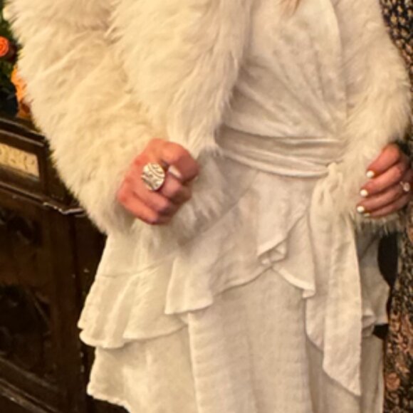 White Fur Jacket - Target Girls XXL (Fits A Medium) - Only Worn Briefly In Pics - Picture 7 of 8